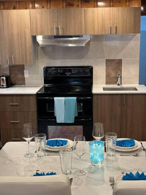 Cozy Spacious Work Friendly Lotus With Garden View High Speed Free Wi Fi And Parking Adjacent To Downtown Montreal Exterior photo